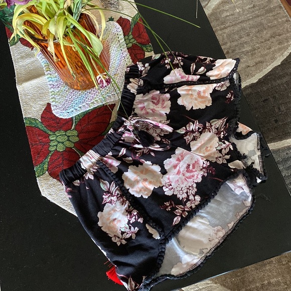 Flowers short - Picture 2 of 3